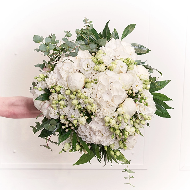 Blumenstrauß mit Hortensien in Weiß 1