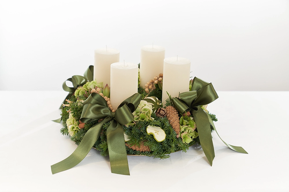 Adventkranz Weiß mit Maschen 1