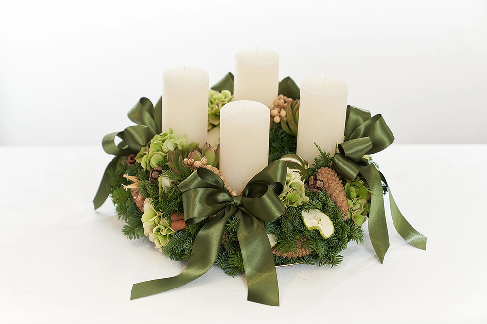 Adventkranz Weiß mit Maschen 2